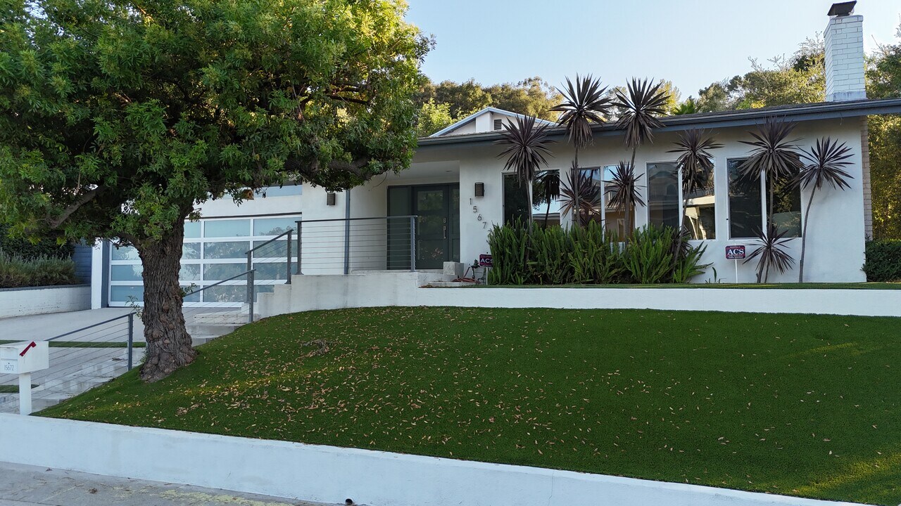 15672 Castlewoods Dr in Sherman Oaks, CA - Building Photo