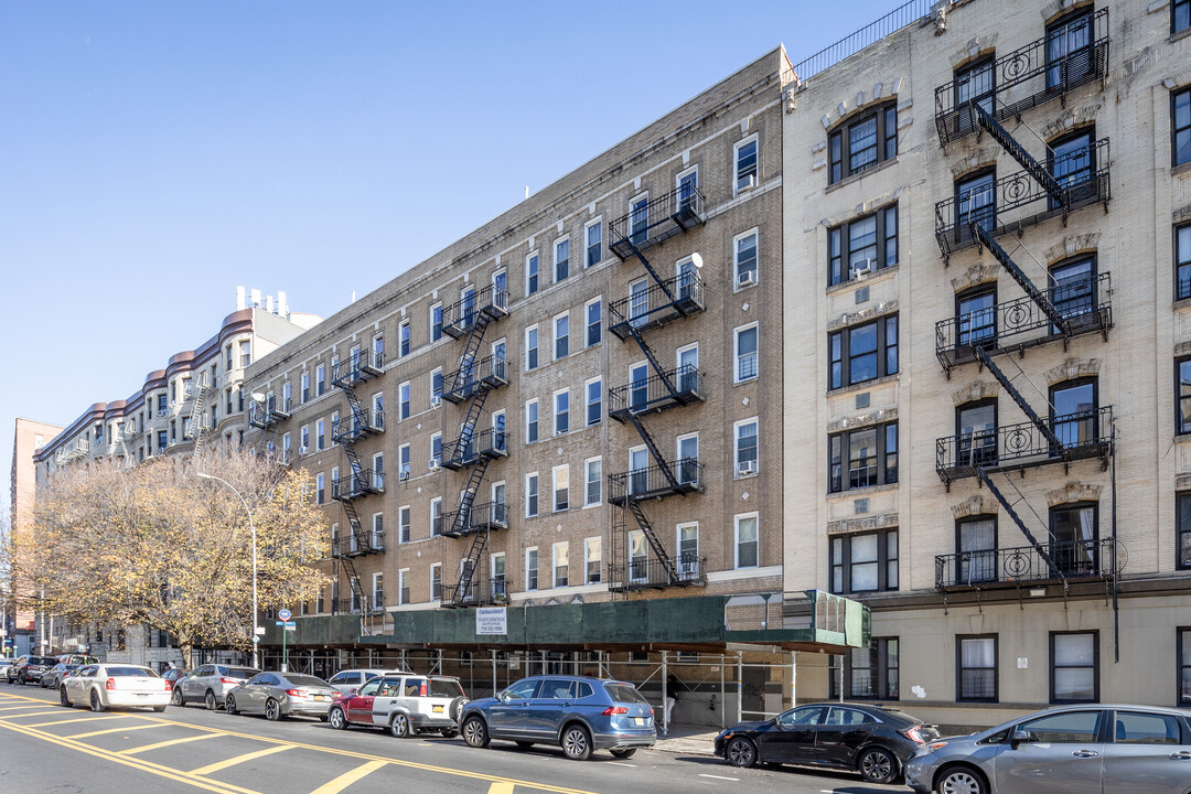 676 Saint Nicholas Ave in New York, NY - Foto de edificio