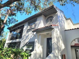 476 Santa Cruz Pl NE in St. Petersburg, FL - Building Photo