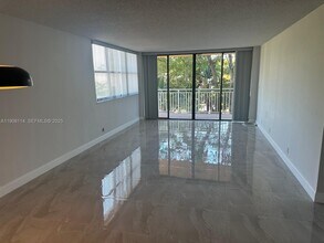 2450 NE 135th St in North Miami, FL - Foto de edificio - Building Photo