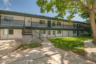 Courtyard Apartments in Amarillo, TX - Foto de edificio - Building Photo