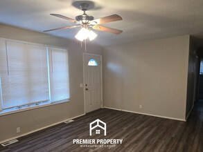 2185 Flight Dr in Florissant, MO - Building Photo - Building Photo