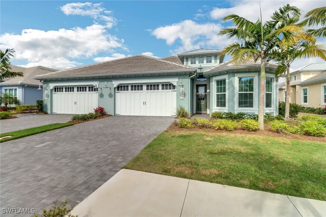6299 Arriba Ave in Naples, FL - Foto de edificio