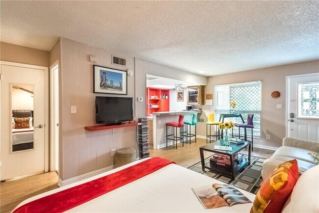 2204 Trailside Dr-Unit -102 in Austin, TX - Building Photo - Building Photo