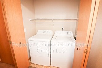 3041 NE Canoe Ct in Bend, OR - Building Photo - Building Photo