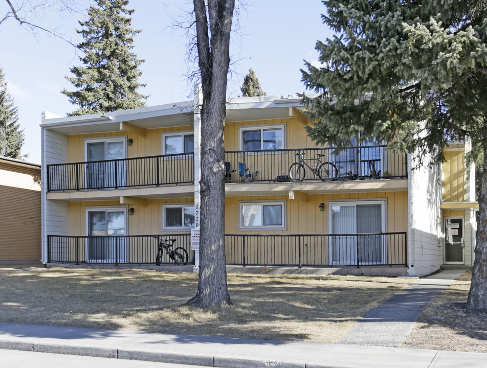 2720 Brentwood Blvd NW in Calgary, AB - Building Photo