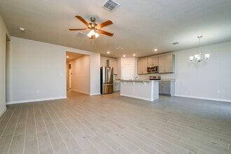 214 Lovely Ct in Plant City, FL - Building Photo - Building Photo