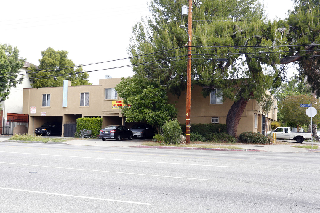 15201 Victory Blvd in Van Nuys, CA - Building Photo