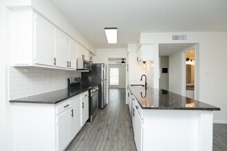 5800 Lumberdale Rd in Houston, TX - Building Photo - Building Photo