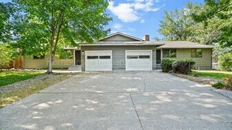 10420 E Mission Ave in Spokane Valley, WA - Building Photo