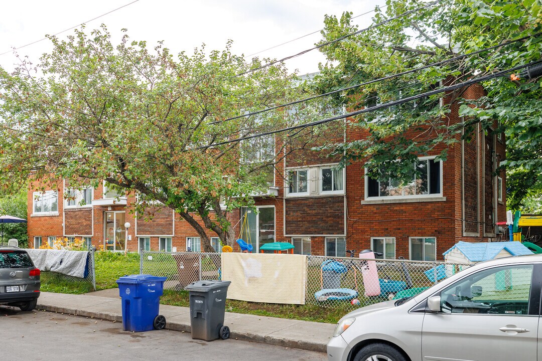 572 2E Rue in Laval, QC - Building Photo