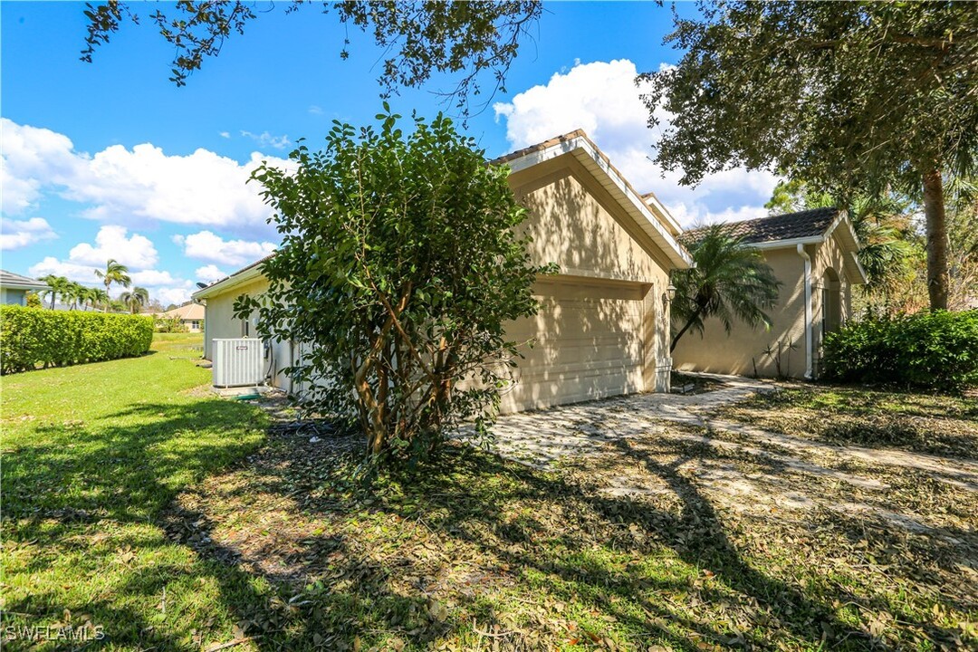 6496 Autumn Woods Blvd in Naples, FL - Building Photo