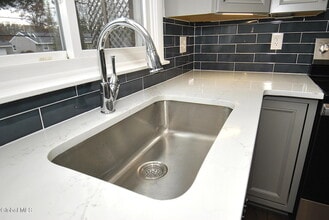 49 Delafield Dr in Colonie, NY - Building Photo - Building Photo