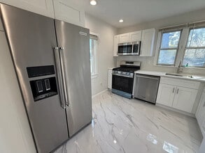 627 Mola Blvd in Elmwood Park, NJ - Building Photo - Building Photo