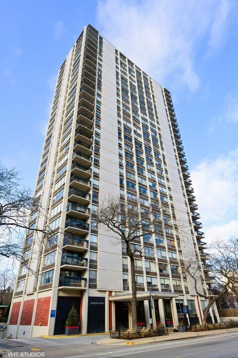 1355 N Sandburg Terrace in Chicago, IL - Building Photo