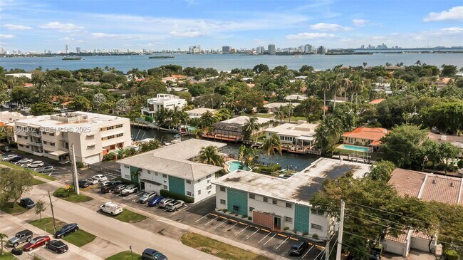 1316 NE 105th St in Miami Shores, FL - Foto de edificio - Building Photo