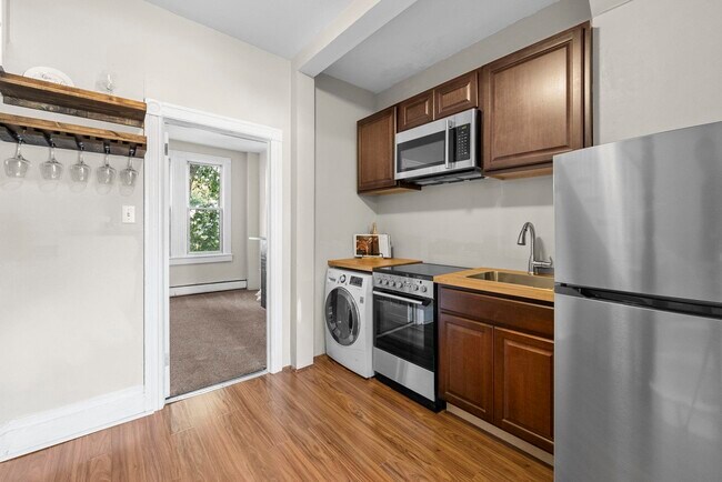 895 Montgomery St in Jersey City, NJ - Building Photo - Building Photo