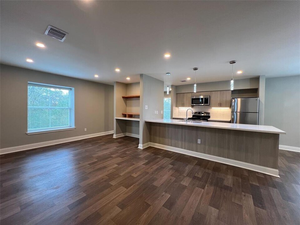 8003 Woodway Dr in Houston, TX - Building Photo