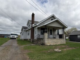 9141 River Rd in Marcy, NY - Building Photo