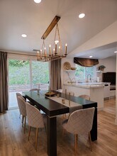 16974 Escalon Dr in Encino, CA - Foto de edificio - Building Photo