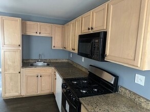 581 Lakeview Ave in Lowell, MA - Building Photo - Building Photo