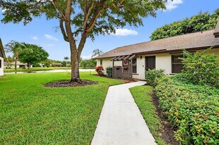 73 Vía De Casas Norte in Boynton Beach, FL - Building Photo