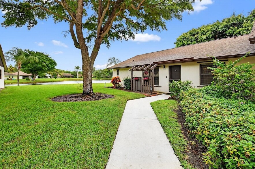 73 Vía De Casas Norte in Boynton Beach, FL - Building Photo