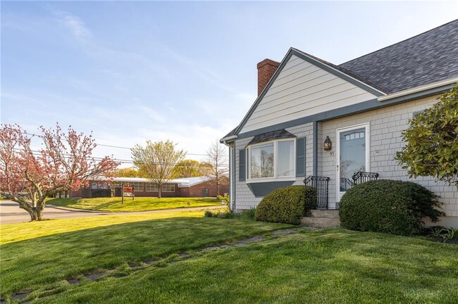 95 Douglas Ave in Portsmouth, RI - Building Photo - Building Photo