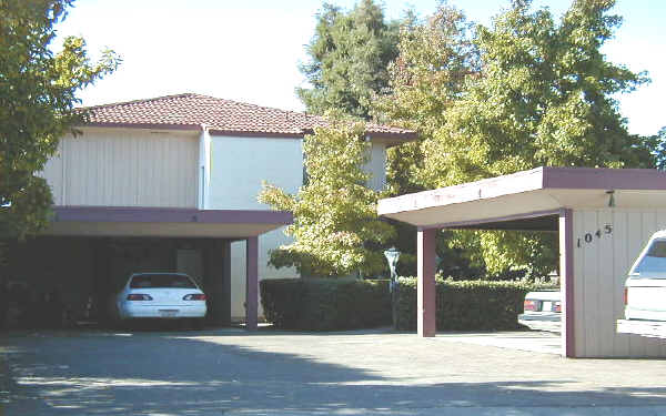 1045 5th St in Novato, CA - Foto de edificio