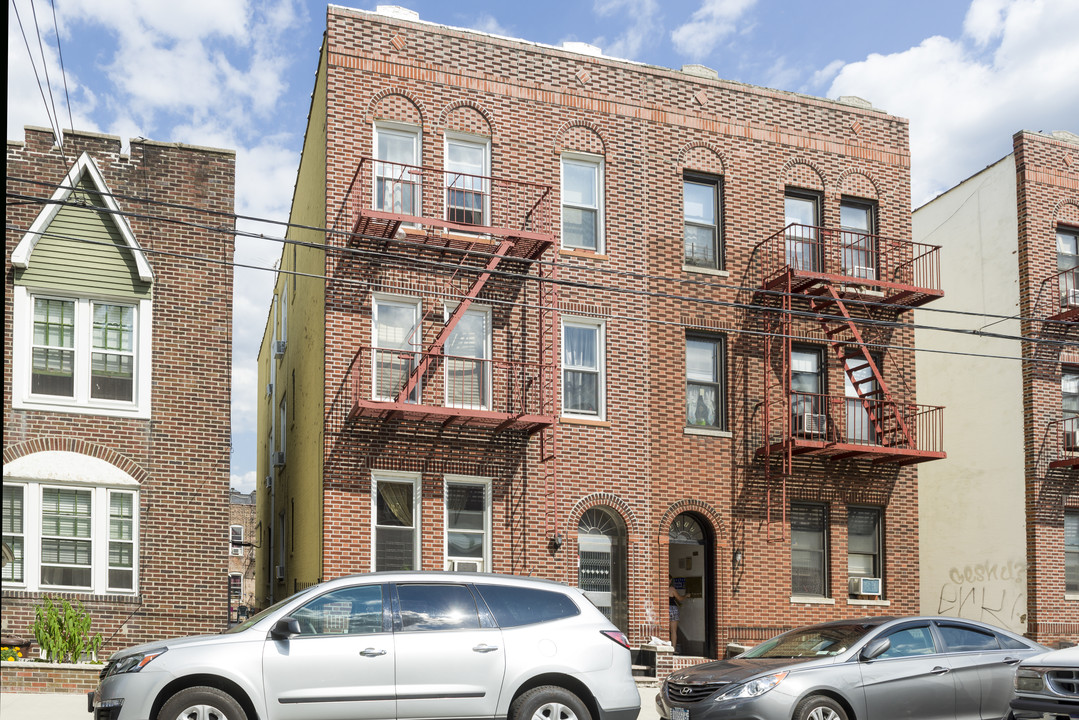 43-15 57th St in Flushing, NY - Building Photo