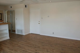 400 N Acacia Ave, Unit B22 in Fullerton, CA - Building Photo - Building Photo