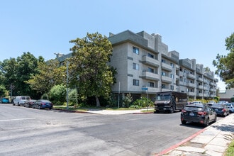 Regency Apartments in Van Nuys, CA - Building Photo - Building Photo
