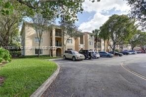 8640 NW 188th Ter in Hialeah, FL - Building Photo