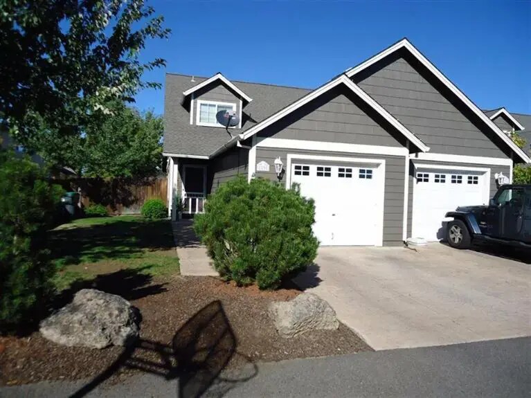 1298 Clearsprings Dr in Medford, OR - Building Photo