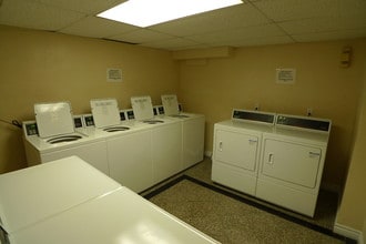 North Tower in Van Nuys, CA - Foto de edificio - Building Photo