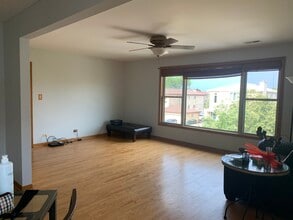 8826 N Chester Ave, Unit 2 in Niles, IL - Foto de edificio - Building Photo