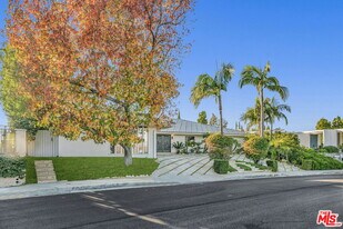 2177 Summitridge Dr in Beverly Hills, CA - Building Photo