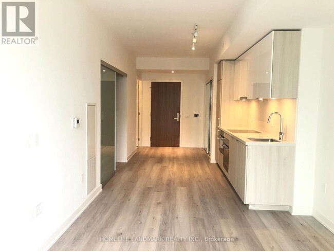 15-215 Queens Quay E in Toronto, ON - Building Photo - Building Photo
