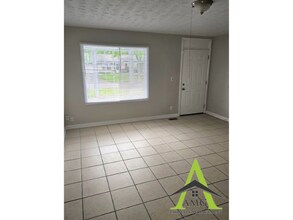 8302 Laughlin Dr in Indianapolis, IN - Foto de edificio - Building Photo