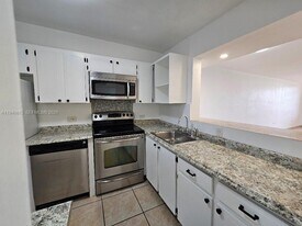 441 NE 195th St in Miami, FL - Building Photo