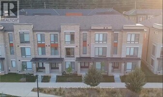 2481 Badger Cres in Oakville, ON - Building Photo
