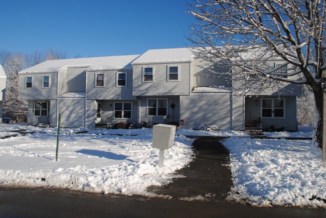 46 Hale St in Lincoln, ME - Foto de edificio - Building Photo