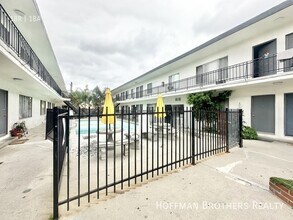 20445 Saticoy St, Unit 34 in Los Angeles, CA - Foto de edificio - Building Photo