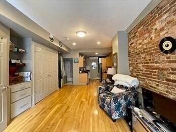 158 Cottage St, Unit 1 in Boston, MA - Building Photo - Building Photo