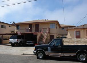 235 S Weitzel St in Oceanside, CA - Foto de edificio - Building Photo