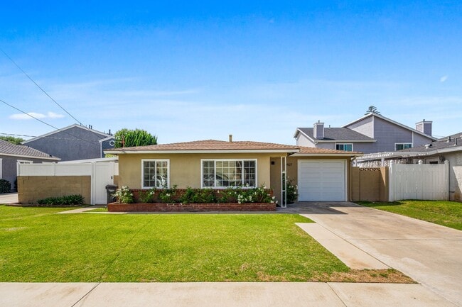 2407 Florida St in Huntington Beach, CA - Building Photo - Building Photo