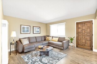 Royal Palms Apartments in Santa Clara, CA - Building Photo