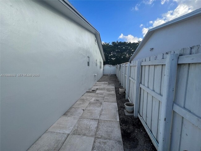 15 SE 13th St in Dania Beach, FL - Building Photo - Building Photo