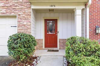 1076 N Village Dr in Decatur, GA - Building Photo - Building Photo