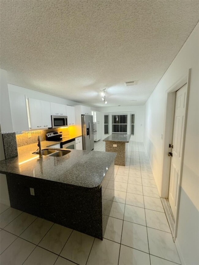 1120 W Lake St in Hollywood, FL - Building Photo - Building Photo